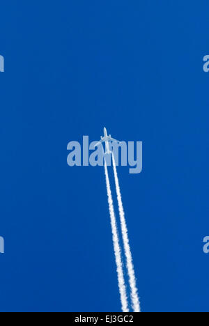 Flugzeug mit Kondensstreifen am Himmel Stockfoto