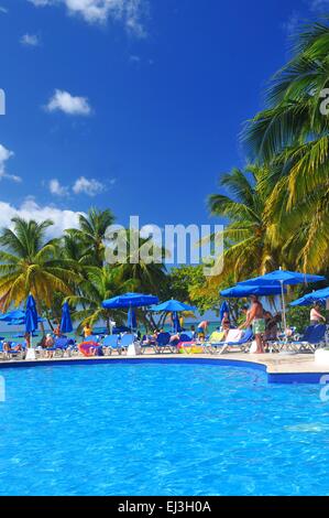 St. LUCIA, Karibik - 10. Dezember 2014: Touristen entspannen Sie am Pool in exotische Resorts in St. Lucia, Karibik Stockfoto