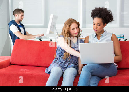 Kreativ-Team mit dem Computer Stockfoto