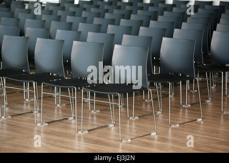Leeren Stuhlreihen für eine indoor-Veranstaltung vorbereitet Stockfoto
