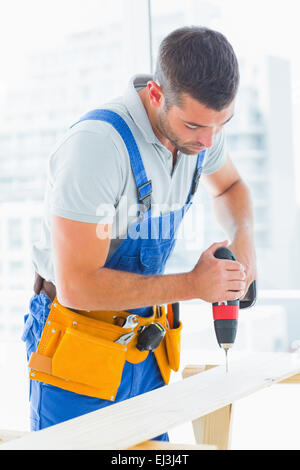 Tischler Bohrung in Plank im Büro Stockfoto