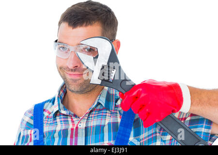 Handwerker suchen durch verstellbaren Schraubenschlüssel Stockfoto