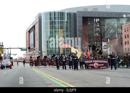 Newark Feuerwehrleute Pipe Band während der 2013 St. Patricks Day Parade marschieren. Newark, New Jersey. USA Stockfoto