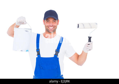 Lächelnde Handwerker mit Farbeimer und roller Stockfoto