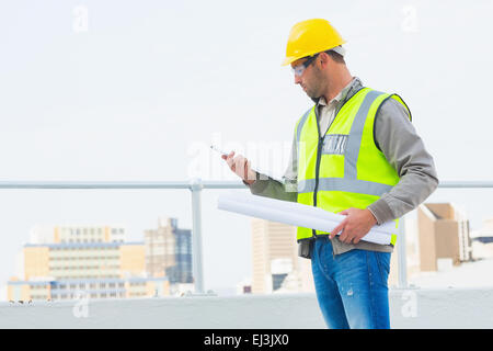 Architekt mit Blaupausen, die Zwischenablage im freien lesen Stockfoto