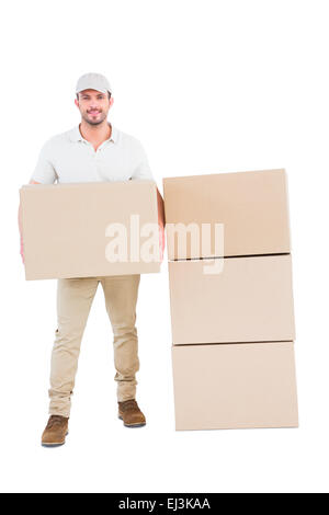 Zuversichtlich Lieferung Mann mit Karton Stockfoto