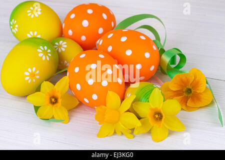 Oster-Deko in gelb orange Farbe Stockfoto