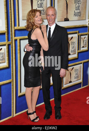 LOS ANGELES, CA - 14. Februar 2015: Rene Russo & Ehemann Dan Gilroy bei den 2015 Writers Guild Awards im Hyatt Regency Century Plaza Hotel. Stockfoto