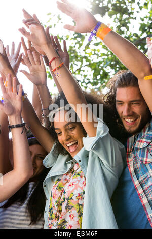 Musik-Fans, die live-Musik genießen Stockfoto