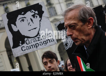 Turin, Italien. 20. März 2015. Turin Bürgermeister Piero Fassino zugegebenermaßen in die Innenstadt während der "Marsch gegen die Mafia". Das Thema für das Jahr 2015 ist "die Wahrheit Gerechtigkeit leuchtet". © Elena Aquila/Pacific Press/Alamy Live-Nachrichten Stockfoto