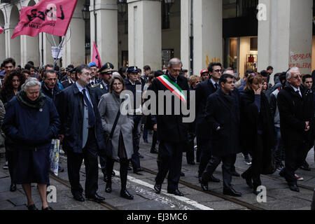 Turin, Italien. 20. März 2015. Turin Bürgermeister Piero Fassino mit Hunderten von Kindern und Erwachsenen fand während der "Marsch gegen die Mafia" in die Innenstadt. Das Thema für das Jahr 2015 ist "die Wahrheit Gerechtigkeit leuchtet". © Elena Aquila/Pacific Press/Alamy Live-Nachrichten Stockfoto