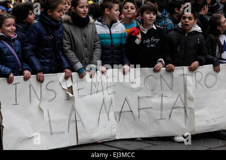 Turin, Italien. 20. März 2015. Kinder Manifest tragen einen Banner "Gemeinsam gegen die Mafia" zu lesen. © Elena Aquila/Pacific Press/Alamy Live-Nachrichten Stockfoto