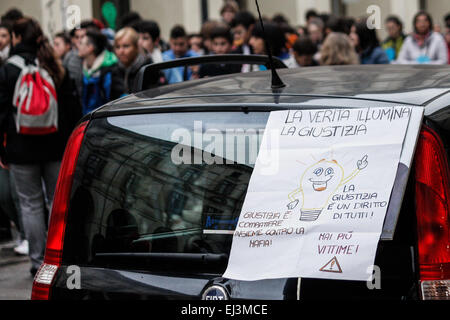 Turin, Italien. 20. März 2015. Das Thema für 2015 "März gegen die Mafia" ist "die Wahrheit Gerechtigkeit leuchtet". © Elena Aquila/Pacific Press/Alamy Live-Nachrichten Stockfoto