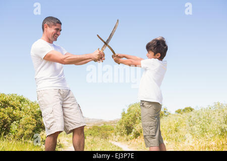 Vater und Sohn auf dem Lande Stockfoto