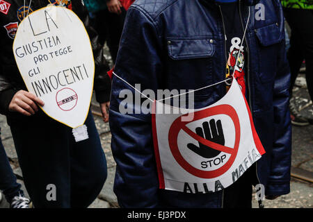 Turin, Italien. 20. März 2015. Billboard-förmige Leuchtmittel mit dem Wort "Gerechtigkeit schützt die unschuldigen" und die Fahne "Mafia Halt". © Elena Aquila/Pacific Press/Alamy Live-Nachrichten Stockfoto