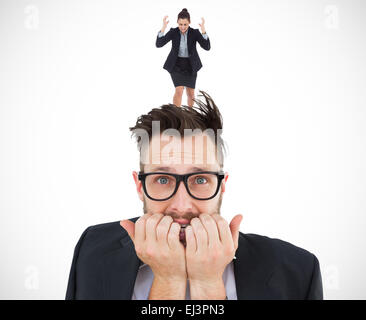 Zusammengesetztes Bild von geeky nervösen Geschäftsmann Blick in die Kamera Stockfoto