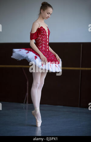 Schlanke Tänzerin stehend auf Pointe im Ballsaal suchen dow Stockfoto