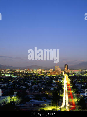 Congress Street fließt in die Herzen der Innenstadt von Tucson, Arizona Stockfoto