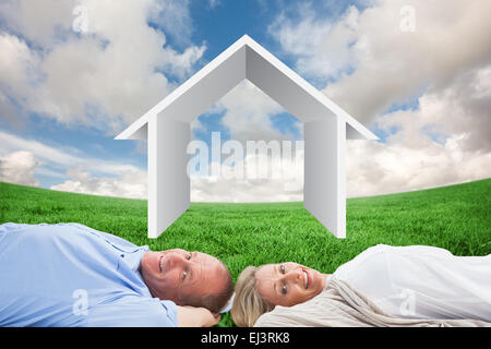 Montagebild von älteres paar Lügen und Lächeln Stockfoto