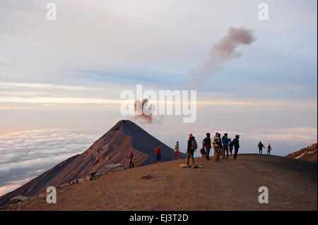 Volcan Fuego gesehen von Acatenango Vulkan, Guatemala Stockfoto