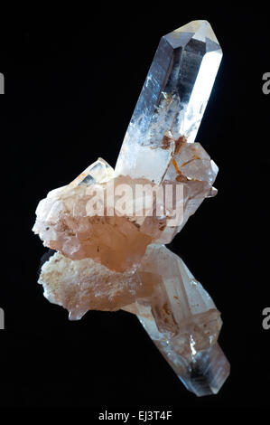 Kristall Quarz Mineral Stein mit Lichteffekten und Spiegel in Studioumgebung Stockfoto