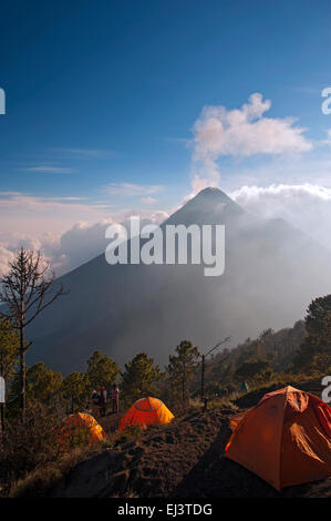 Volcan Fuego gesehen von Acatenango Vulkan, Guatemala Stockfoto