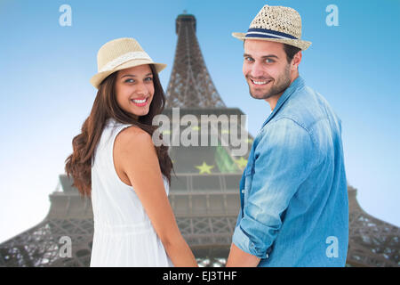 Zusammengesetztes Bild glücklich Hipster paar Hand in Hand und lächelt in die Kamera Stockfoto
