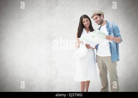Zusammengesetztes Bild glücklich Hipster-paar auf der Suche auf Karte Stockfoto