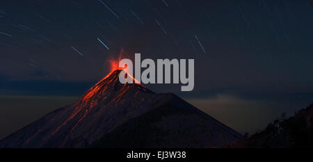 Fuego Vulkan Acatenango Vulkan gesehen; Guatemala Stockfoto