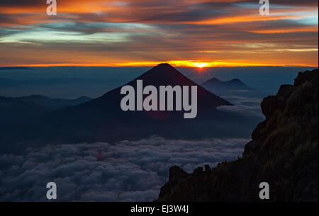 Ansicht des Vulkans Agua von Acatenango Vulkan, Guatemala Stockfoto