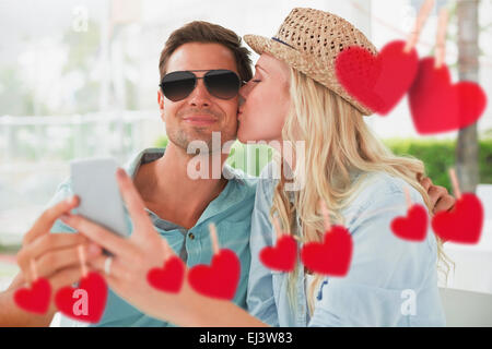 Zusammengesetztes Bild von hip junges Paar unter einem Selfie zusammen Stockfoto