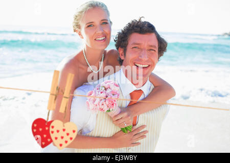 Zusammengesetztes Bild der schönen Bräutigam mit seiner neuen Frau ein Huckepack Stockfoto