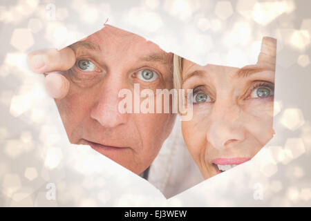 Montagebild von älteres Ehepaar auf der Suche durch rip Stockfoto