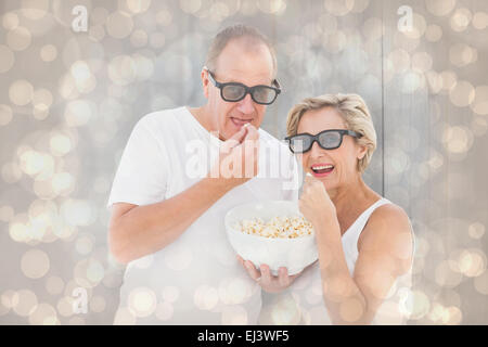 Montagebild von älteres paar 3d Brille Essen popcorn Stockfoto