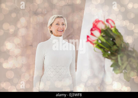 Zusammengesetztes Bild des Mannes versteckt Strauß Rosen aus älteren Frau Stockfoto