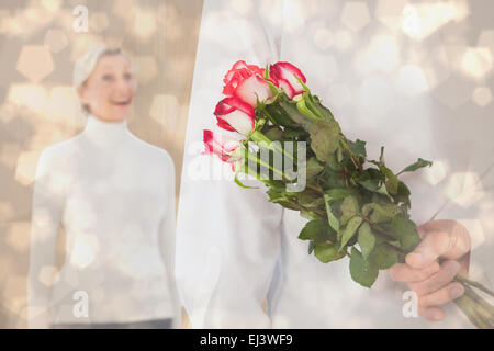 Zusammengesetztes Bild des Mannes versteckt Strauß Rosen aus älteren Frau Stockfoto