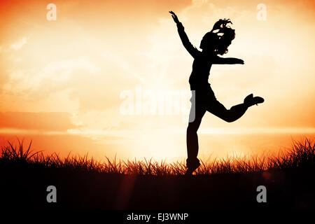 Zusammengesetztes Bild voller Länge Seitenansicht einer sportlichen jungen blonden springen Stockfoto