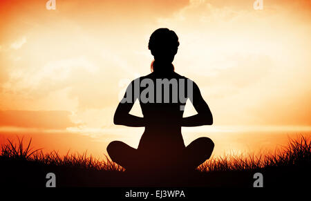 Zusammengesetztes Bild ruhig Blondine zusammensitzen in Lotus Pose mit Händen Stockfoto