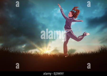 Zusammengesetztes Bild voller Länge Seitenansicht einer sportlichen jungen springen Stockfoto