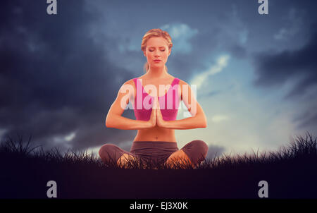 Zusammengesetztes Bild ruhig Blondine zusammensitzen in Lotus Pose mit Händen Stockfoto