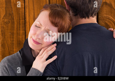 Zusammengesetztes Bild Angst Frau Mann festhalten Stockfoto