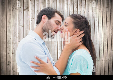 Zusammengesetztes Bild attraktives junges Paar küssen Stockfoto