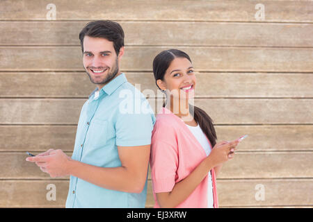Zusammengesetztes Bild von glücklichen paar Kurzmitteilungen Stockfoto