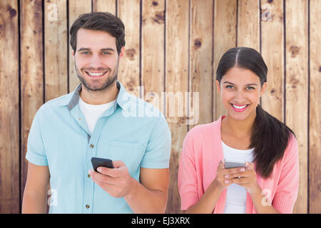 Zusammengesetztes Bild von glücklichen paar Kurzmitteilungen Stockfoto
