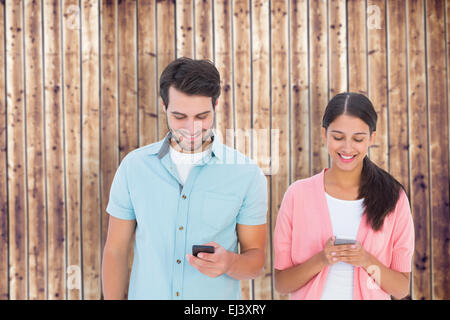 Zusammengesetztes Bild von glücklichen paar Kurzmitteilungen Stockfoto