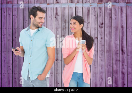 Zusammengesetztes Bild von glücklichen paar Kurzmitteilungen Stockfoto