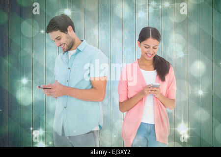Zusammengesetztes Bild von glücklichen paar Kurzmitteilungen Stockfoto