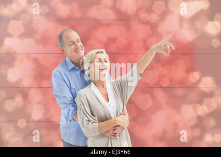 Zusammengesetztes Bild von glücklichen Reife paar umarmt und auf der Suche Stockfoto