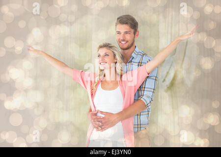 Zusammengesetztes Bild attraktives junges Paar lächelnd und umarmen Stockfoto