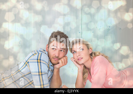 Zusammengesetztes Bild attraktives junges Paar liegen und denken Stockfoto